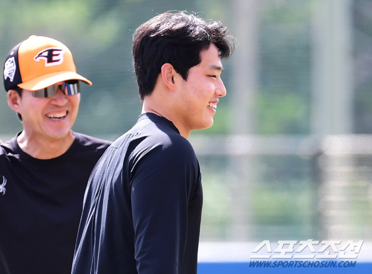 작년은 문동주→올해는 김서현? '멘토' 류현진 만난 158㎞ 영건 "목표…