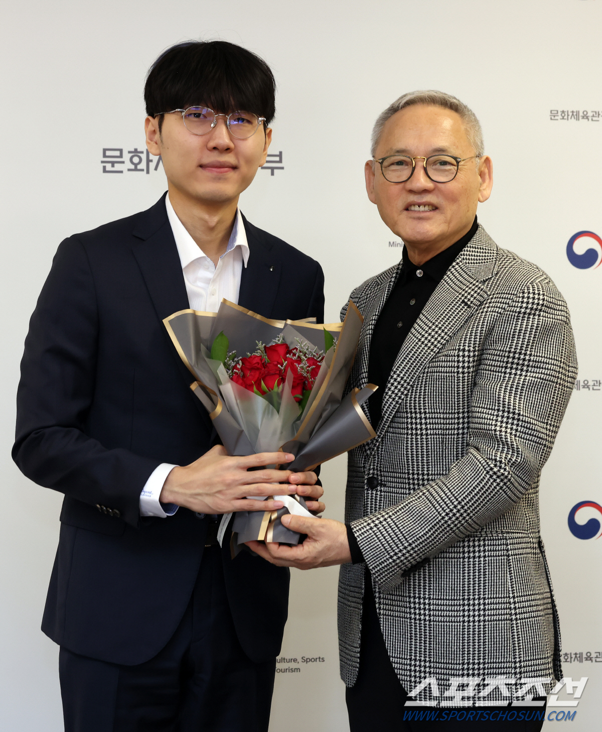 '끝내기 6연승,K바둑 쾌거'유인촌 문체부장관,세계최강전 우승 신진서9단…