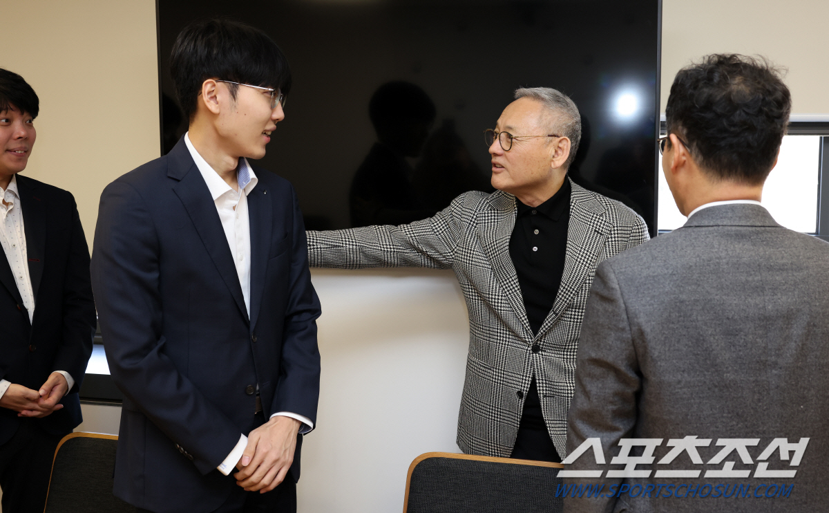 '끝내기 6연승,K바둑 쾌거'유인촌 문체부장관,세계최강전 우승 신진서9단…