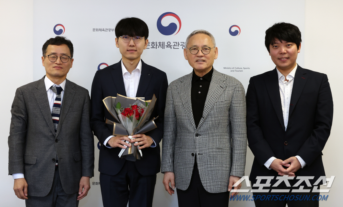 '끝내기 6연승,K바둑 쾌거'유인촌 문체부장관,세계최강전 우승 신진서9단…