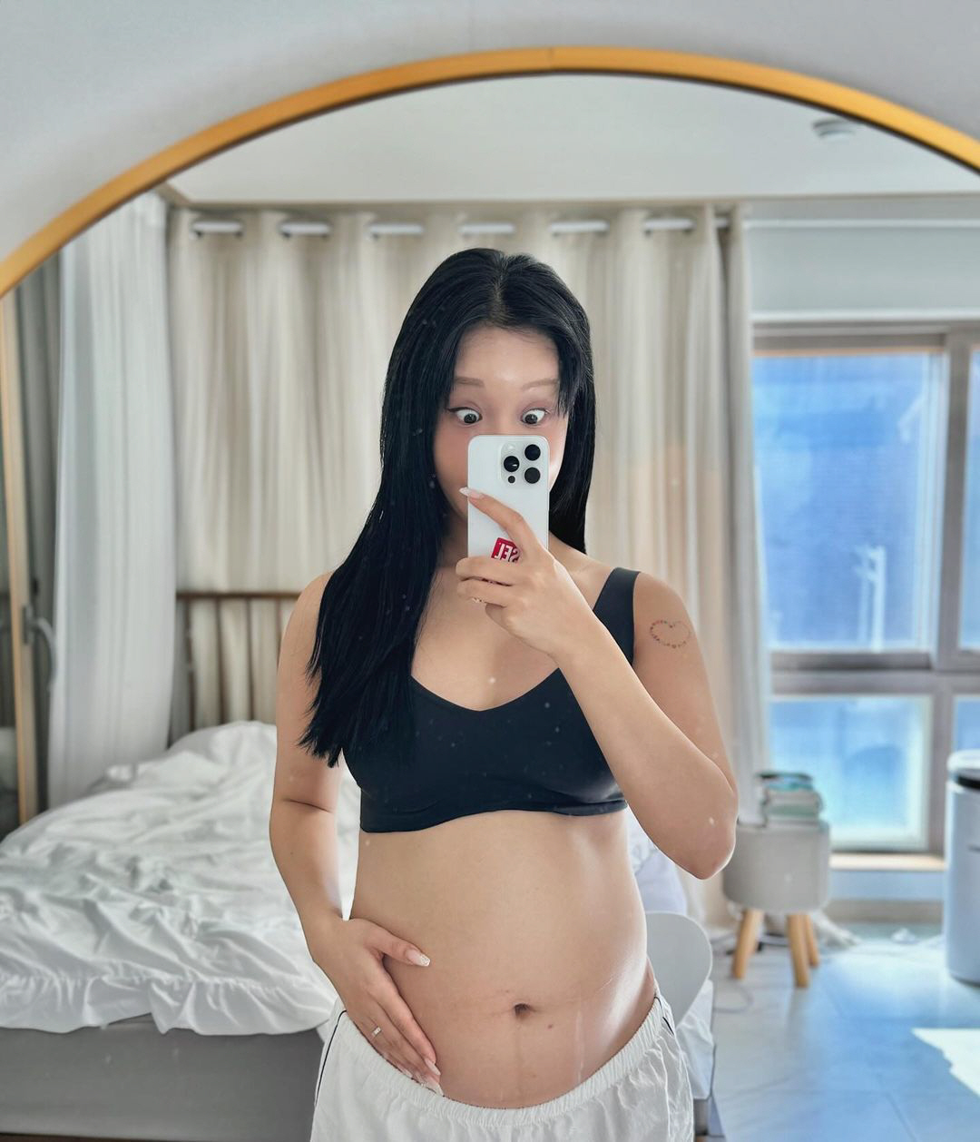 '혼전임신' 랄랄, 훌쩍 나온 D라인에 본인도 깜짝..누가봐도 딸 엄마
