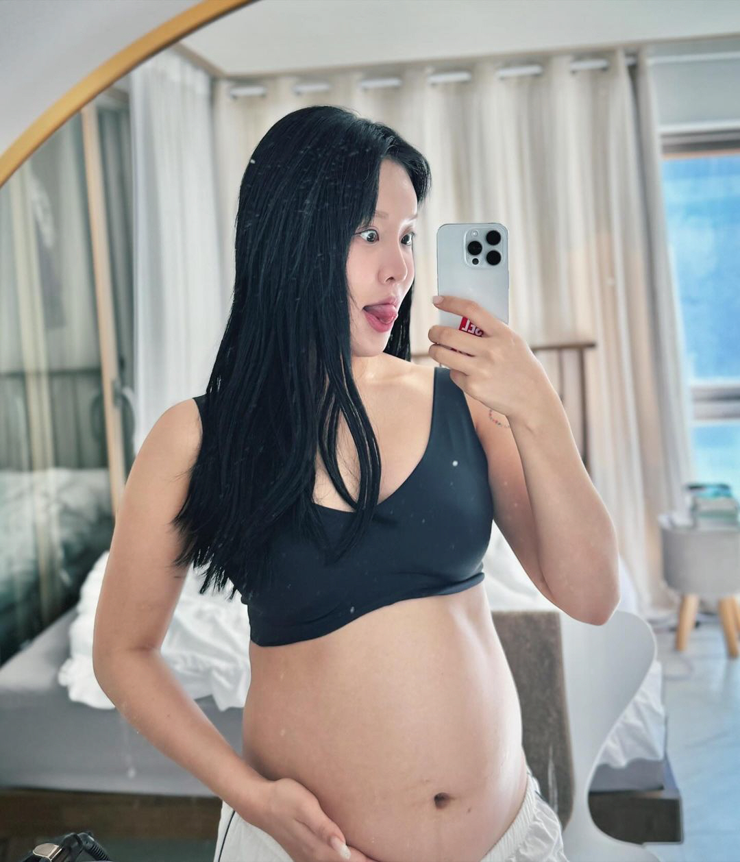 '혼전임신' 랄랄, 훌쩍 나온 D라인에 본인도 깜짝..누가봐도 딸 엄마