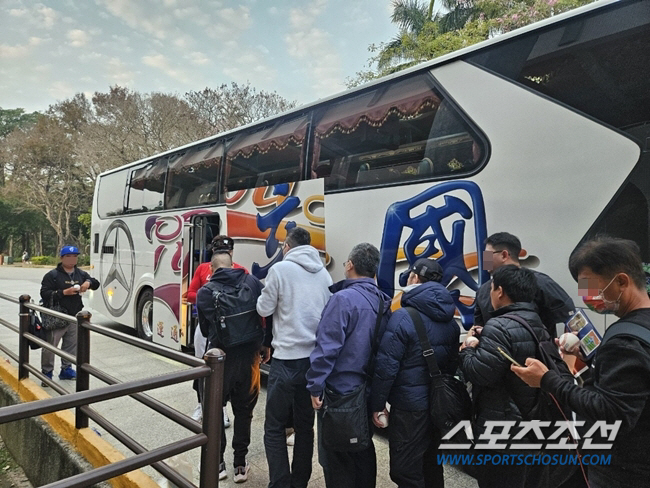 "진짜 그 메이저리거가 왔어?" 추신수 깜짝 사인회, 대만 소도시 진풍경…