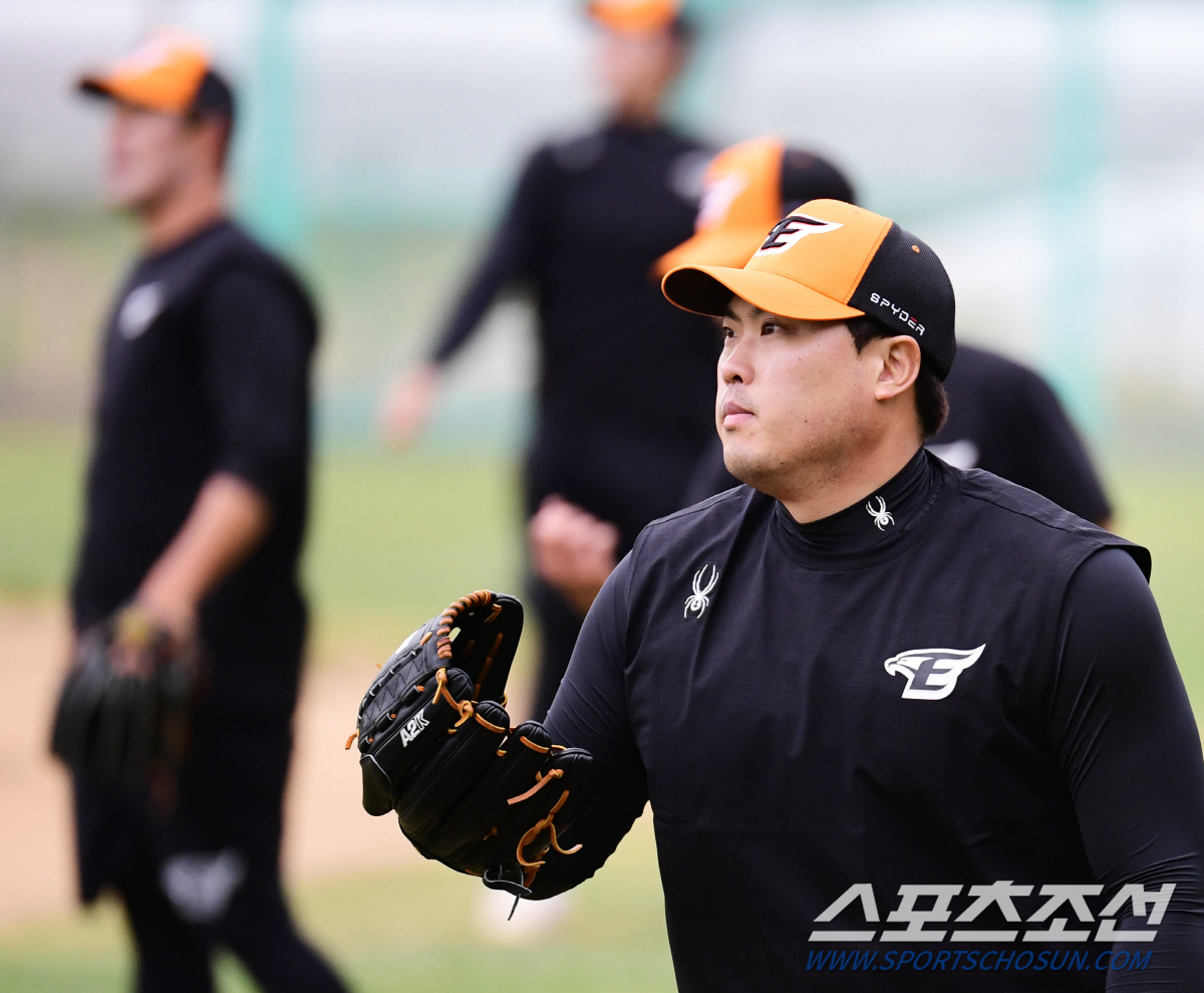 초보 감독도 피할 수 없었던 질문 "류현진 복귀 환영, 나도 궁금하다"[…