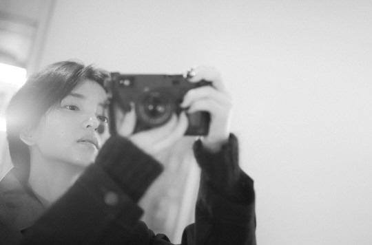 "분위기 여신" 김태리, 흑백 거울 셀카로 '고혹적 자태' 뽐내