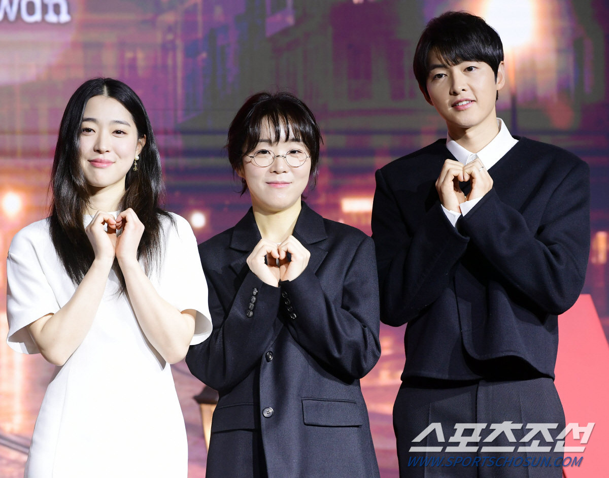 '로기완' 감독 "송중기, 처연하고 얼어붙은 캐릭터 완벽 변신..완전 새…