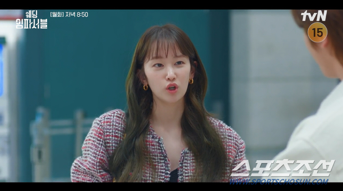 '스크린 여왕'의 안방 불시착? '로코 도전' 전종서, 새 옷 입은 듯 …