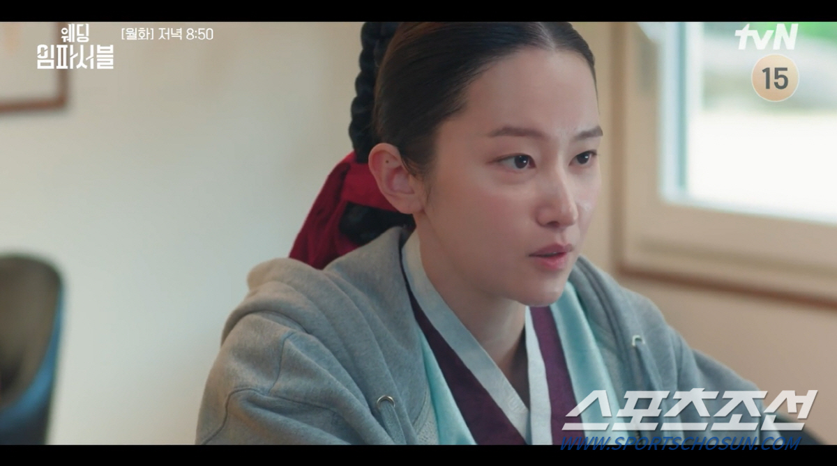 '스크린 여왕'의 안방 불시착? '로코 도전' 전종서, 새 옷 입은 듯 …