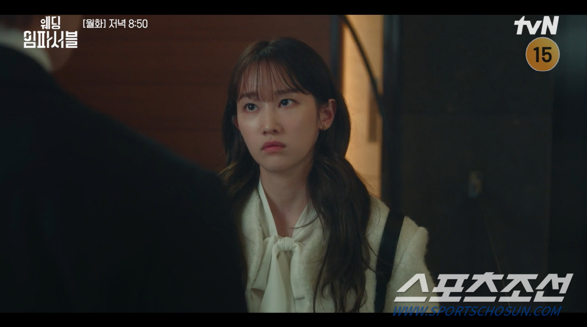 '스크린 여왕'의 안방 불시착? '로코 도전' 전종서, 새 옷 입은 듯 …