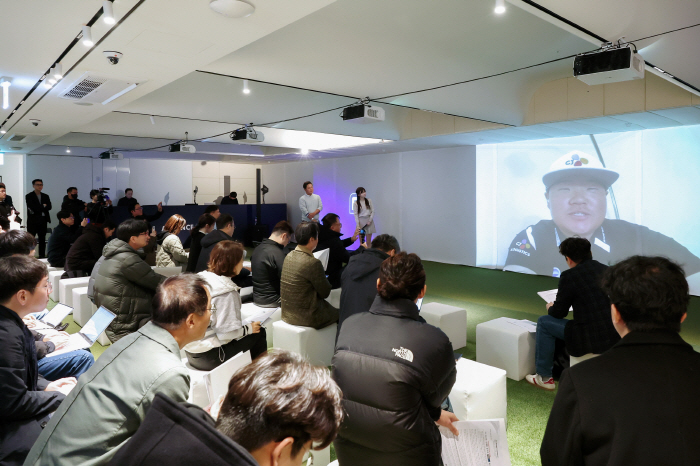넌 단점이 뭐니? PGA 챔피언이 직접 밝힌 '이 신발'을 신는 이유