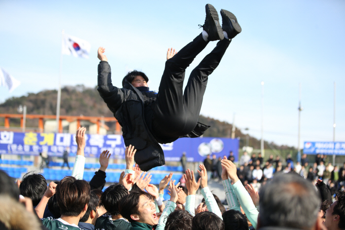 [대학축구]"선수들 두고 갈 수 없었다" 창단 2개월 만의 우승, 이창원…