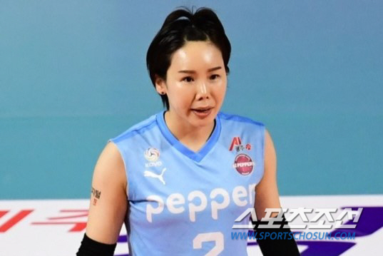 1년 자격정지→계약 해지→불명예 은퇴인가... 36세 베테랑의 충격적 후…