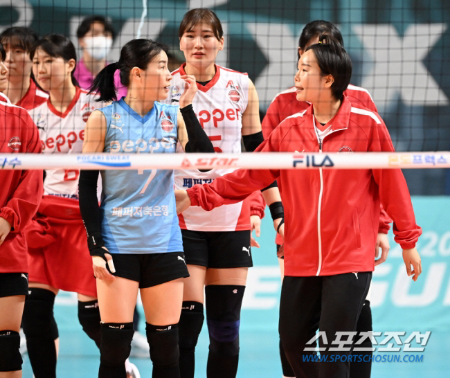 1년 자격정지→계약 해지→불명예 은퇴인가... 36세 베테랑의 충격적 후…