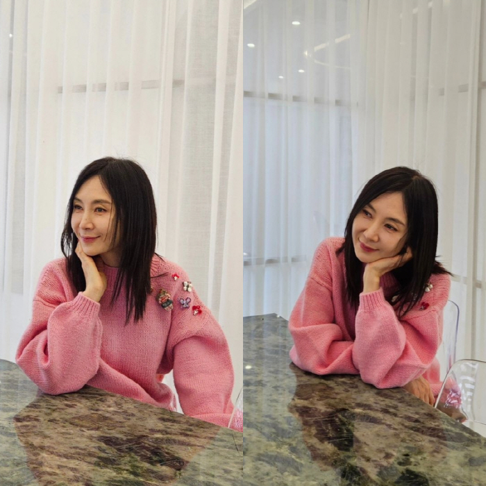 "세월 지나도 미모 여전" 채시라, 연핑크 스웨터+직접 모은 브로치 코디…