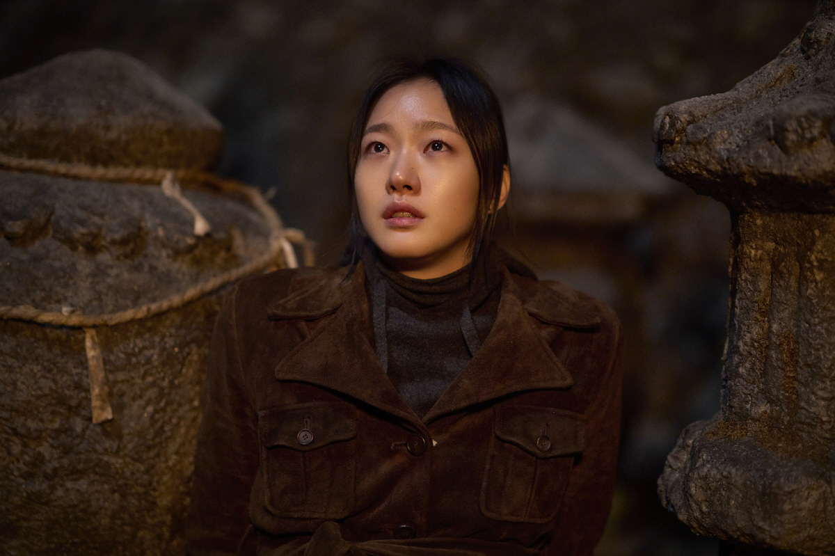 '300만 흥행 견인', '파묘' 김고은의 무당 화림, 파고들었다