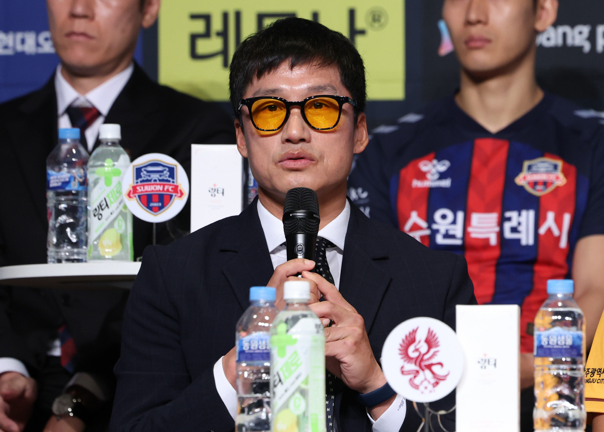 "지금 잔디 걱정할 때냐" VS "자리는 영원하지 않아", K리그가 돌아…
