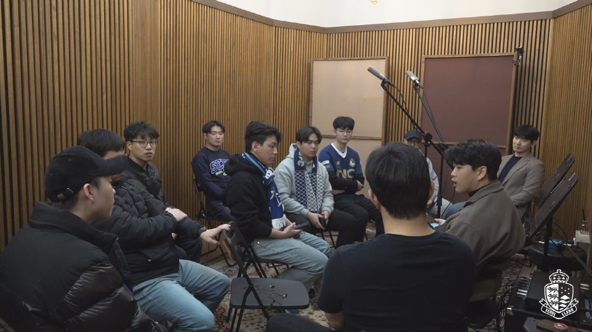 승격 도전하는 서울 이랜드, 팬들과 함께 승리의 응원가 녹음!