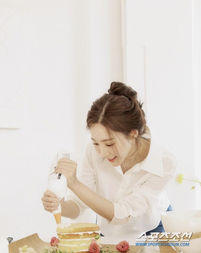 '전남친 논란' 박민영, "시간은 흘러가더라"…"'건물 사이에 피어난 장…