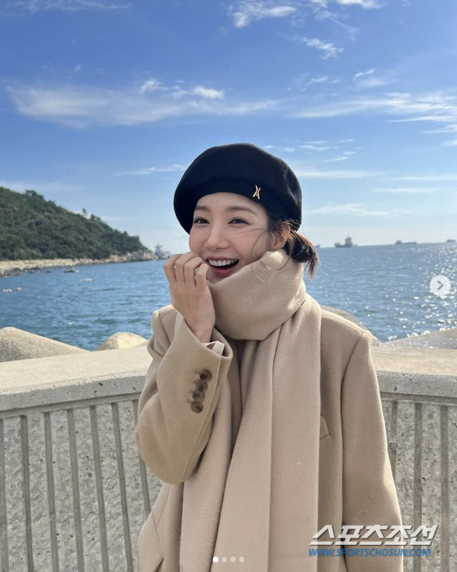 '전남친 논란' 박민영, "시간은 흘러가더라"…"'건물 사이에 피어난 장…