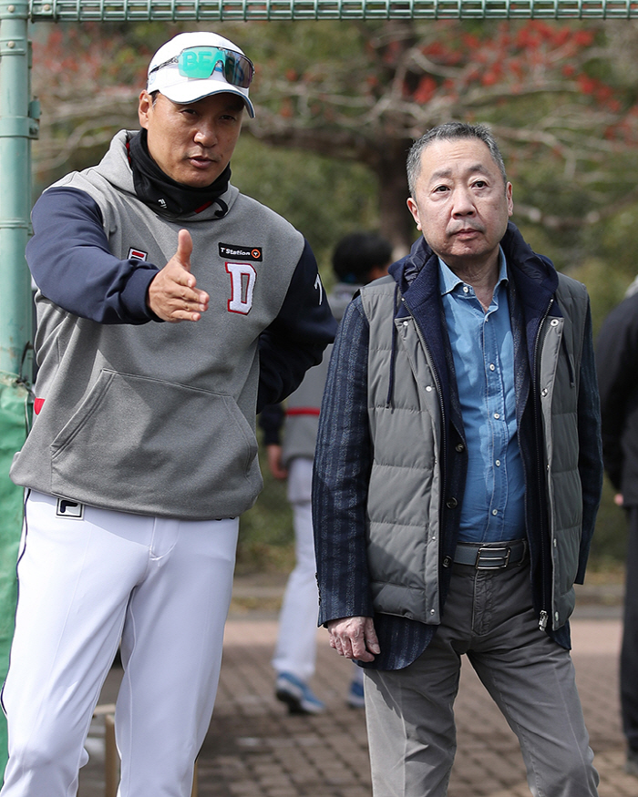 日에 뜬 구단주, 모두의 손 맞잡고 당부했다 "올시즌 느낌 좋아…팬들에게…