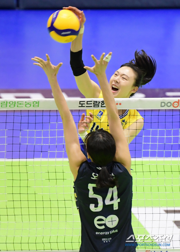 돌아온 위파위, 매경기 고전하던 현대건설도 모처럼 3-0 완승 [수원 현…