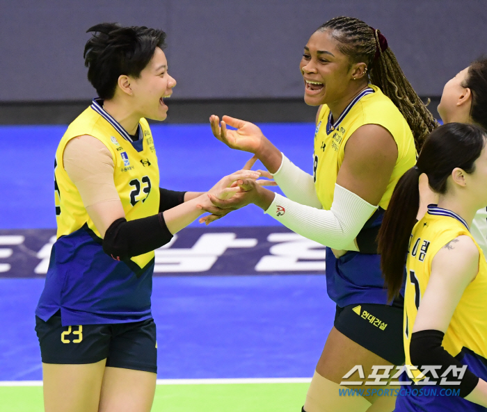 돌아온 위파위, 매경기 고전하던 현대건설도 모처럼 3-0 완승 [수원 현…