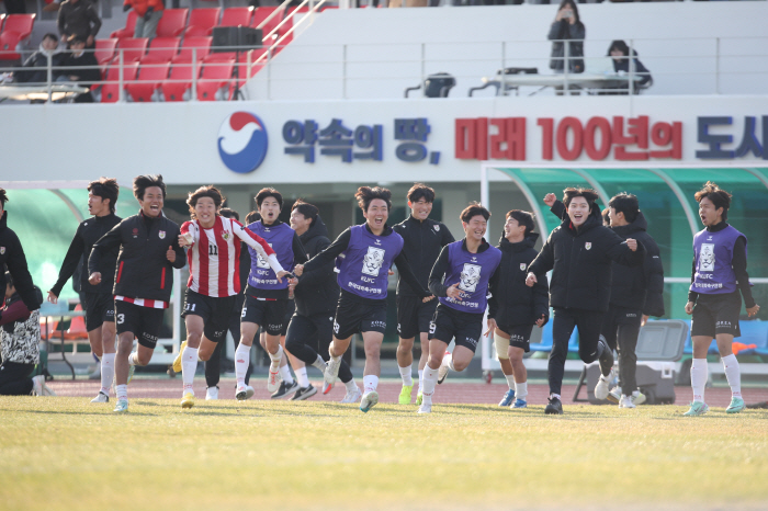 [대학축구]"자존심 상했었는데…" 10년 만의 정상 등극, 신연호 고려대…