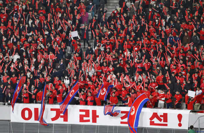 북한 여자축구 감독, 한국 언론에 또 발끈 왜?…일본전 패배 뒤 한국에 …