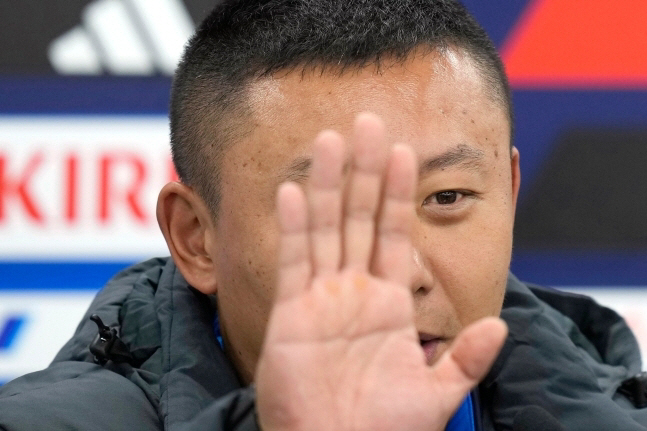 북한 여자축구 감독, 한국 언론에 또 발끈 왜?…일본전 패배 뒤 한국에 …