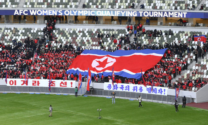 북한 여자축구 감독, 한국 언론에 또 발끈 왜?…일본전 패배 뒤 한국에 …