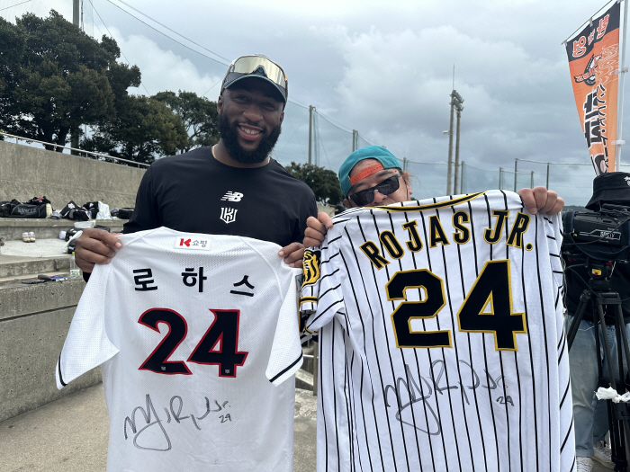 "한국에서도 피자 엎는 상황 만들어주세요"…유니폼만 5벌! 돌아온 MVP…