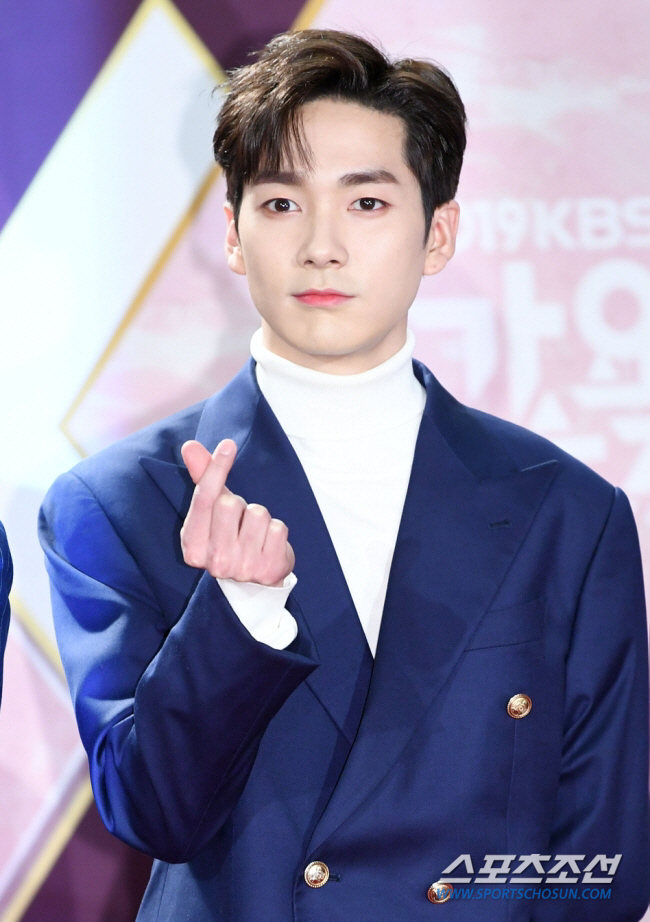 뉴이스트 아론, 팬과의 MT 가격이 99만원…"비싸vs적당" 의견 분분 …