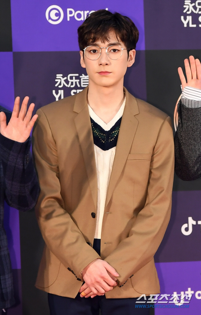뉴이스트 아론, 팬과의 MT 가격이 99만원…"비싸vs적당" 의견 분분 …