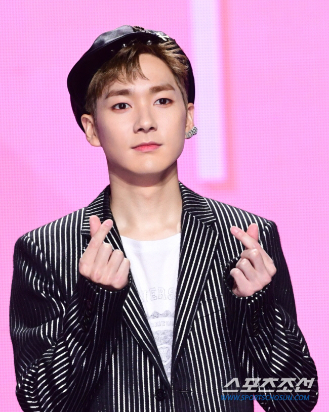 [SC초점] "12년 팬이 호구야?" 뉴이스트 아론, '1인 99만원' …