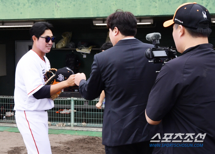 ML 78승 공 언제 쳐보나…비에 씻겨간 'VS 류현진', 성공적 캠프 …