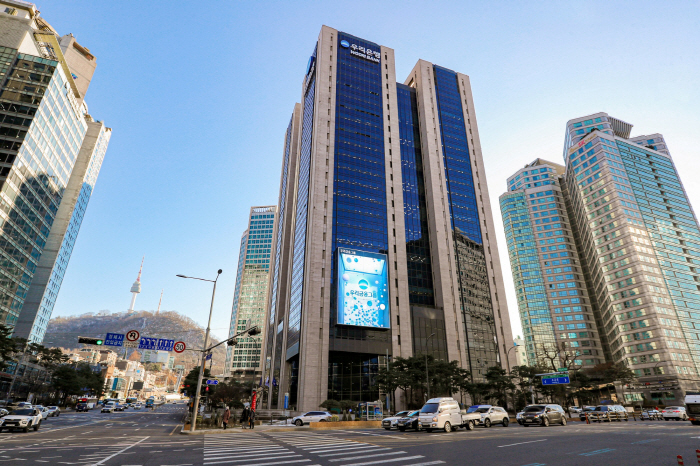 우리은행, 한국무역보험공사에 300억원 특별출연…중견·중소기업 수출지원