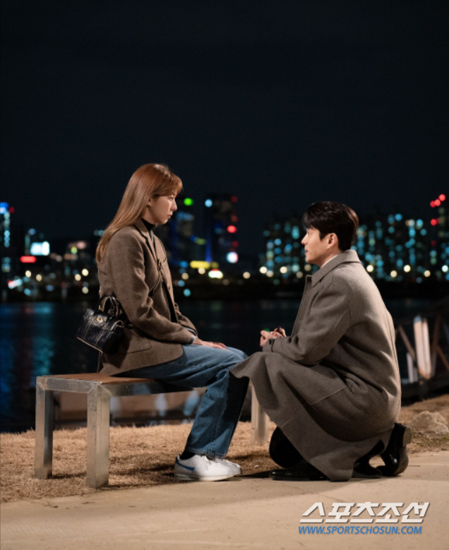 "내 아내가 돼 줄래요?" 하준, 한강공원서 프러포즈…유이 표정은 알쏭달…