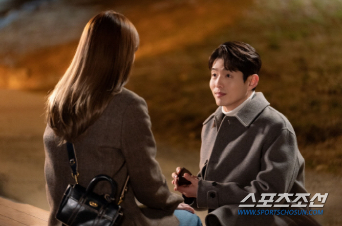 "내 아내가 돼 줄래요?" 하준, 한강공원서 프러포즈…유이 표정은 알쏭달…