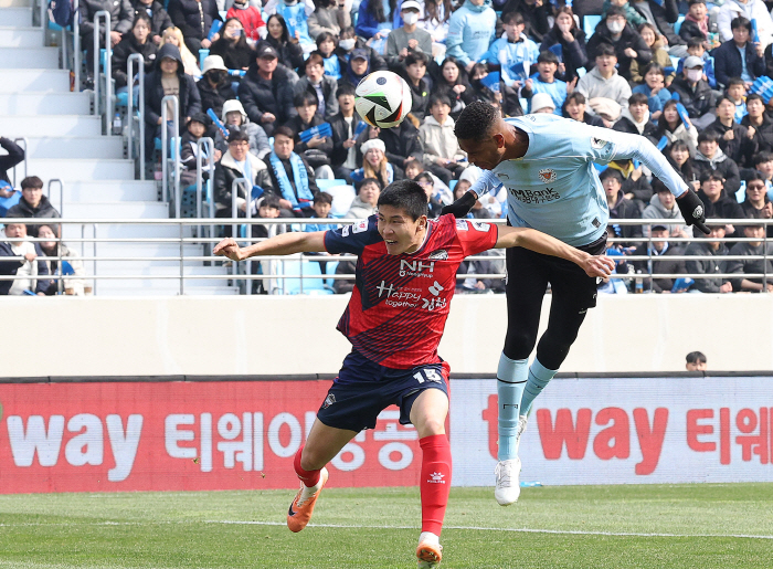 [K리그1 현장리뷰] 원두재 원샷원킬 헤더 결승골. 'K리그1 막내' 김…