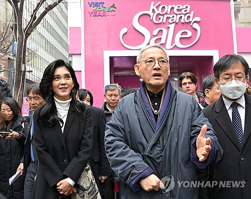 (서울=연합뉴스) 이지은 기자 = 유인촌 문화체육관광부 장관과 이부진 한국방문의해위원장이 2024 코리아그랜드세일이 개막한 11일 오전 서울 중구 명동웰컴센터를 둘러본 뒤 취재진 질문에 답하고 있다. 2024.1.11 [공동취재] jieunlee@yna.co.kr