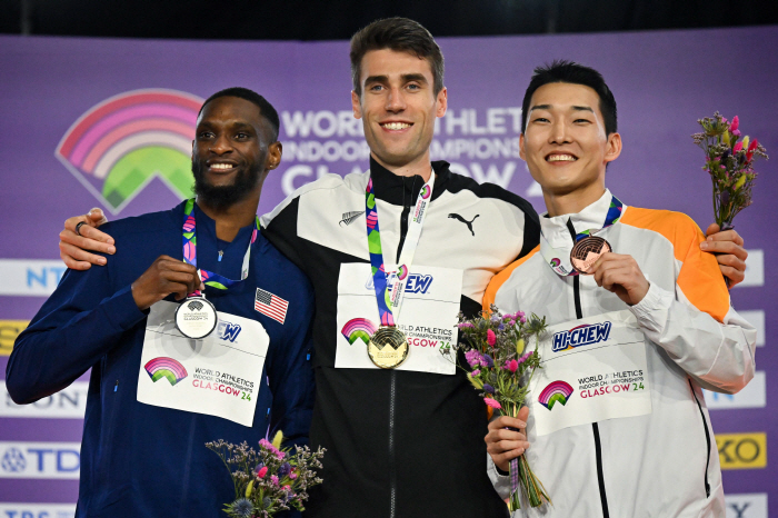 [현장인터뷰]'세계실내육상' 3위, 우상혁 "2연패 아쉽지만 포디움 기뻐…