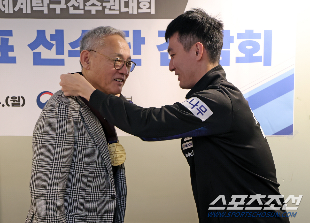 "파리까지 쭉!"유인촌 문체부장관,부산세계선수권 '닥공'韓탁구대표팀 격려…