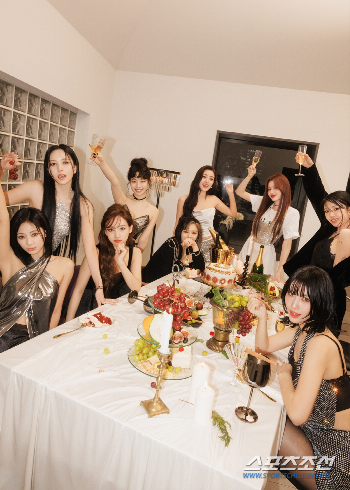 '컴백' 트와이스, 곧바로 美 '빌보드 200' 1위…커리어 첫 정상 등…