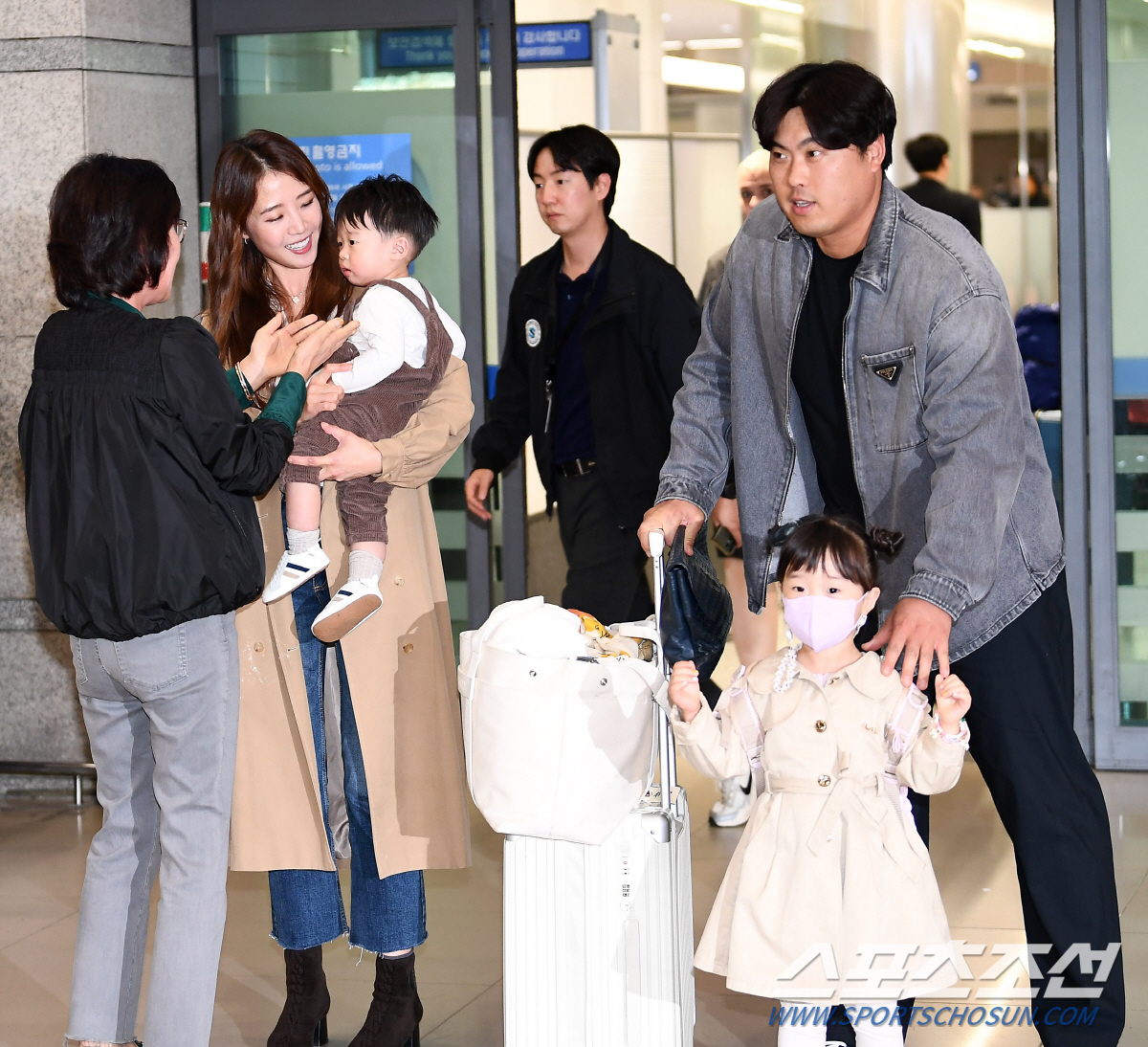 천하의 류현진도 아버지 앞에서는 착한 아들, 12년 만에 한화 이글스로 …