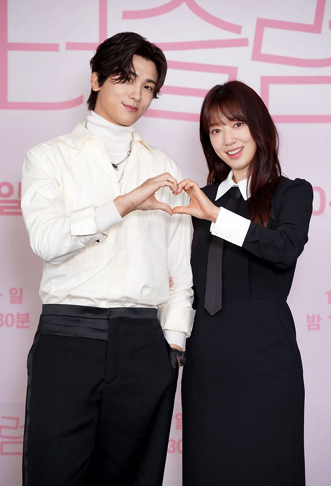 [단독] '닥터 슬럼프' 글로벌 인기 대단..박형식·박신혜, 韓최초 동반…
