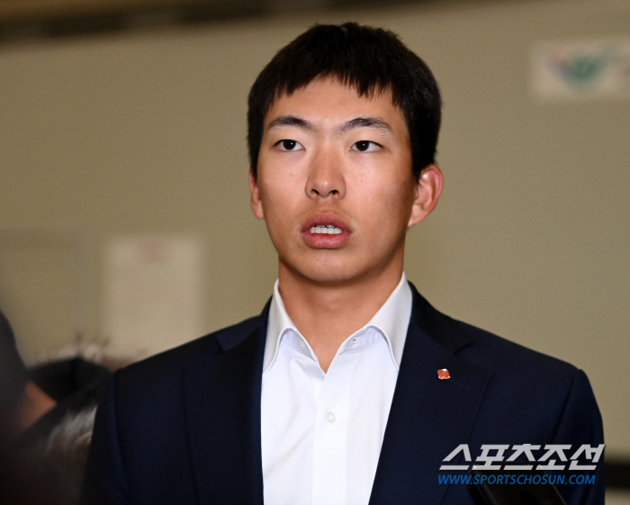 "초등학교 때 TV에서 보던 선수였는데…" 사직 아이돌이 떠올린 류현진,…