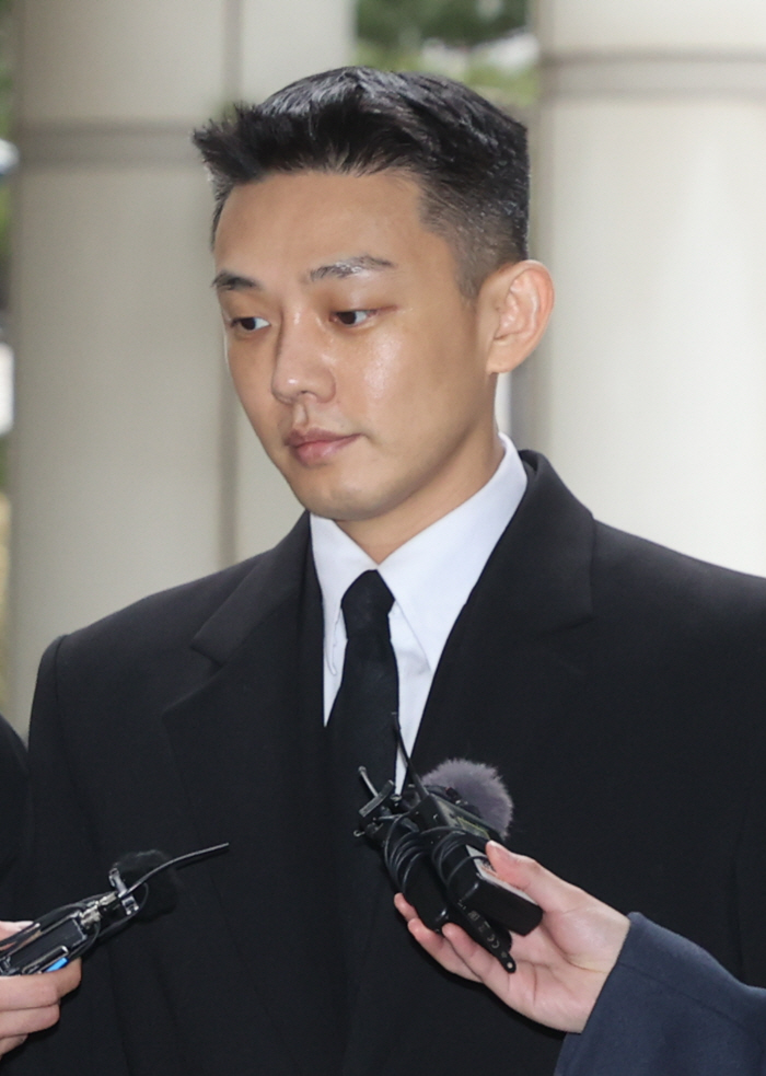 [종합] '마약 혐의' 유아인은 침묵 유지…17년 지기 "부탁 받고, 수…