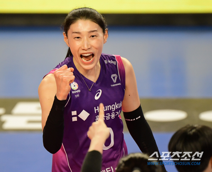 '해결사' 김연경 36득점→흥국생명 단독 1위 등극! '구단주 버프' I…