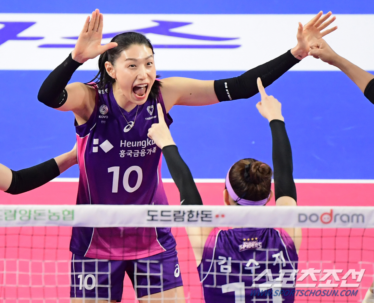 '해결사' 김연경 36득점→흥국생명 단독 1위 등극! '구단주 버프' I…