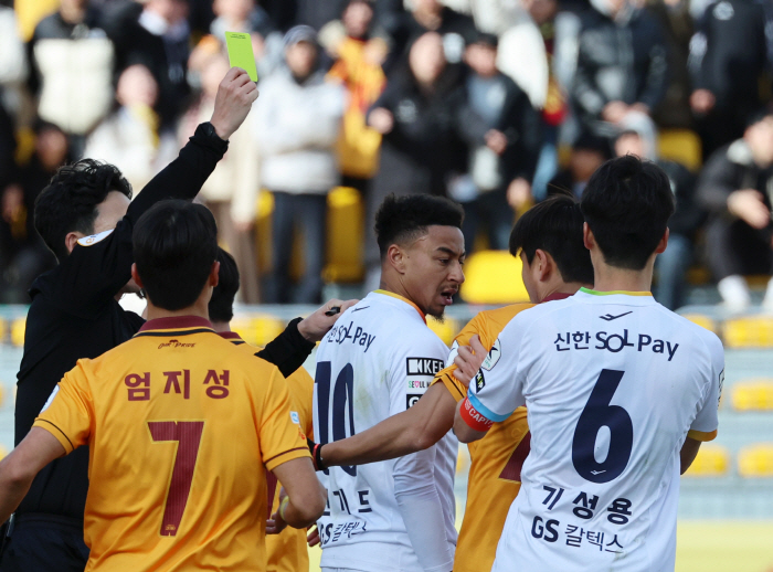 "주급 뚝 떨어진 전 맨유스타의 악몽같은 서울 데뷔전" 린가드 향한 英매…